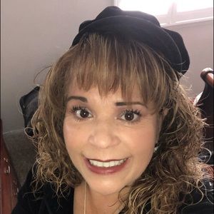 Meet your Posher, Adela